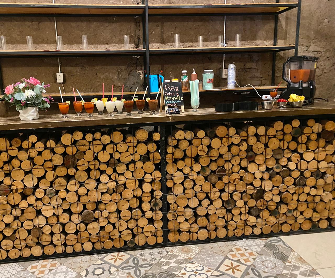 La barra del bar vintage con bebidas preparadas