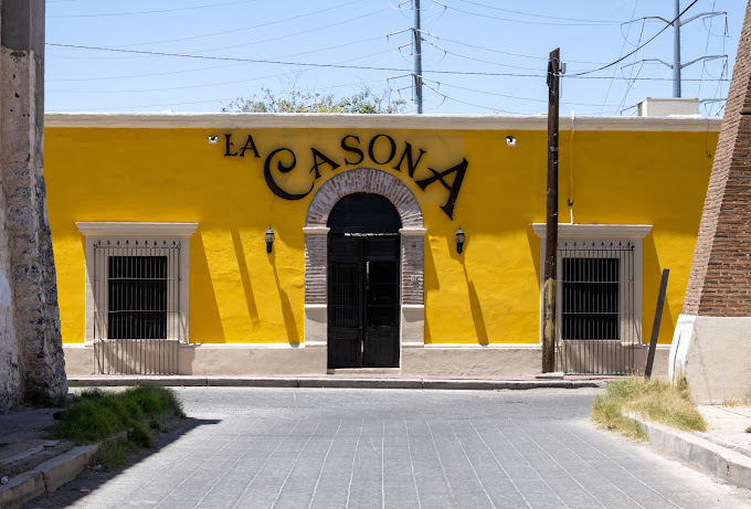 La fachada amarilla de La Casona en la esquina de Morelos y Callejón Gutiérrez, con su letrero y su puerta de arco